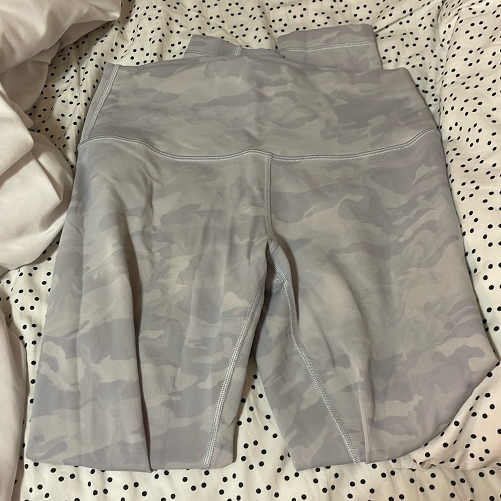 Lululemon white camo limited addition size 8 leggings 29”
